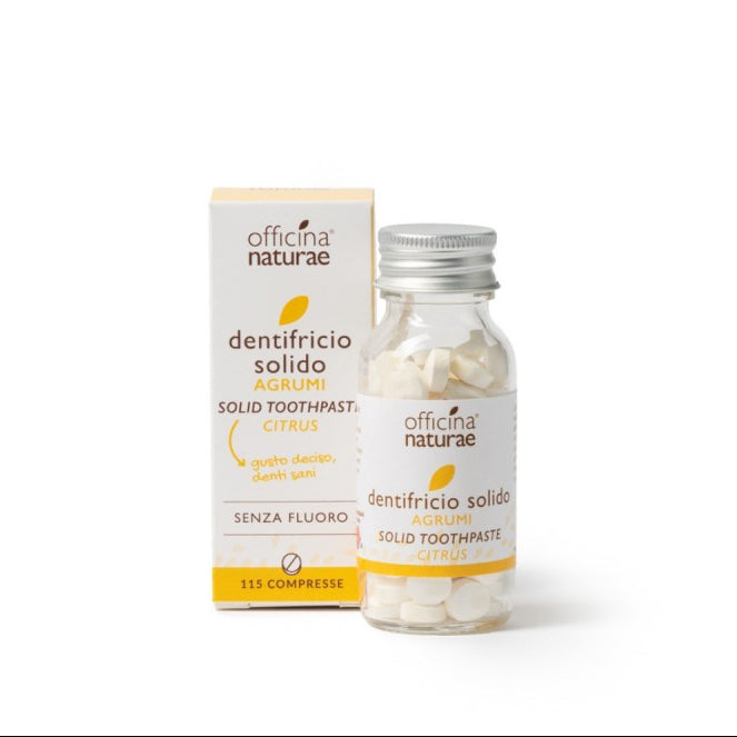 Vasetto in vetro con dentifricio solido in pastiglie agli agrumi OFFICINA NATURAE, alternativa ecologica senza plastica.