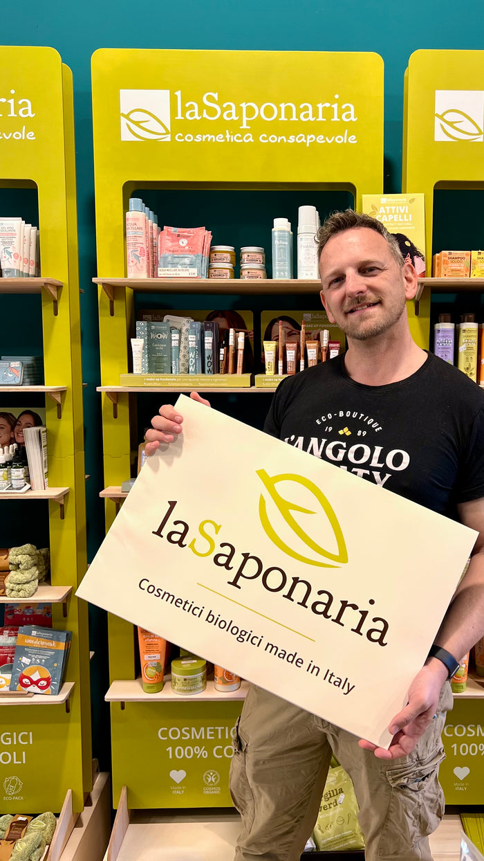 Negozio con tanti prodotti La Saponaria su espositori dedicati all'acquisto di prodotti ecologici