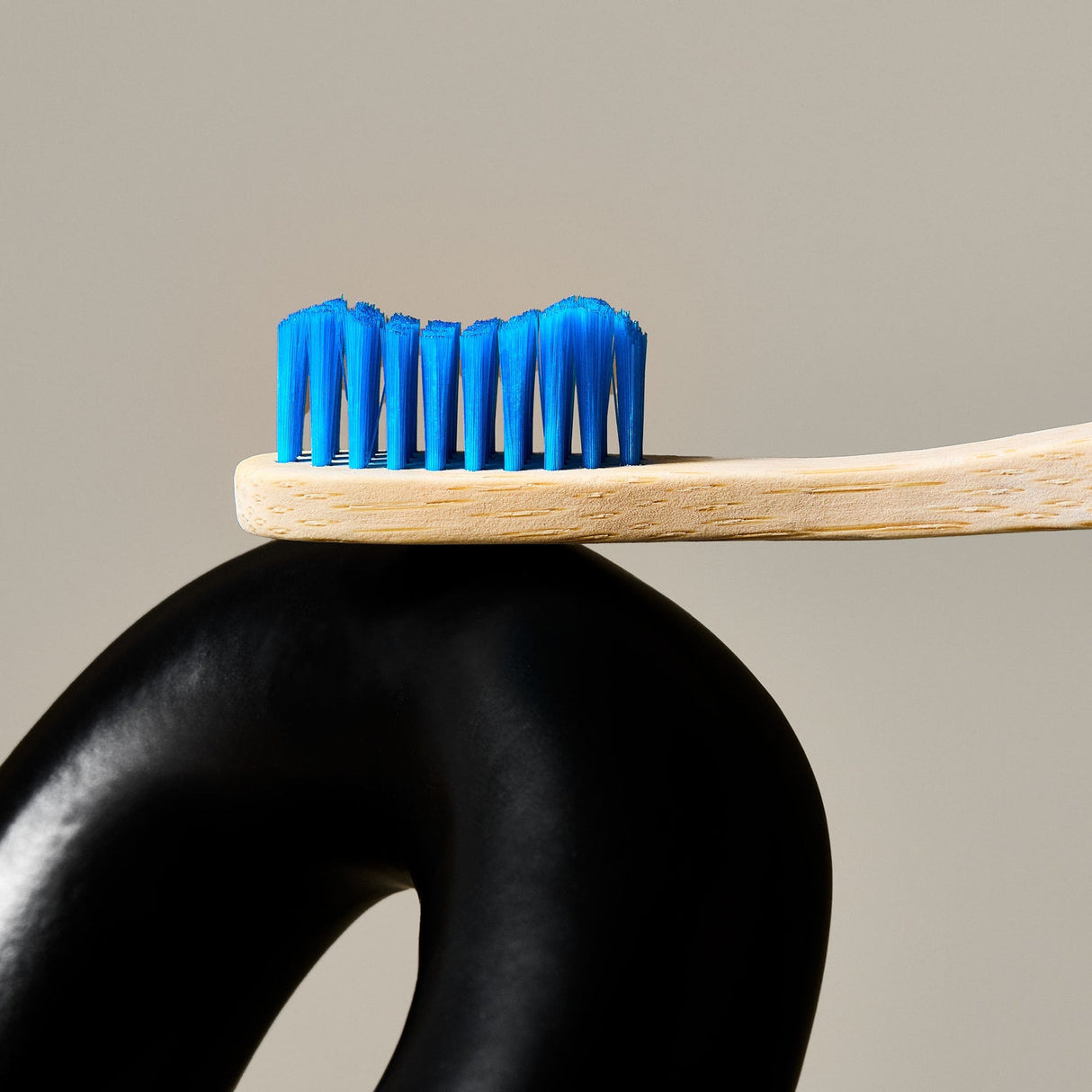 Spazzolino in bamboo medio azzurro THE HUMBLE CO.